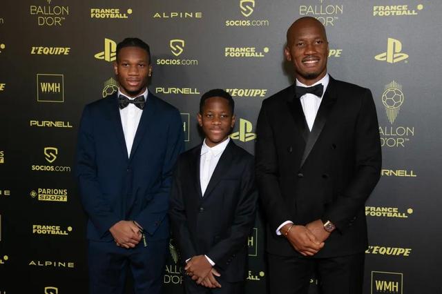 靠踢球谋生 靠踢球谋生