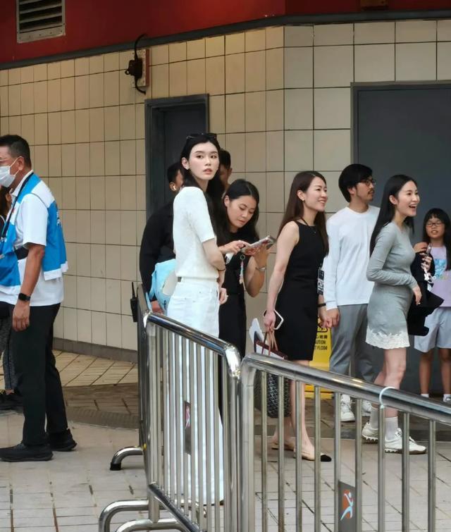 奚梦瑶带着